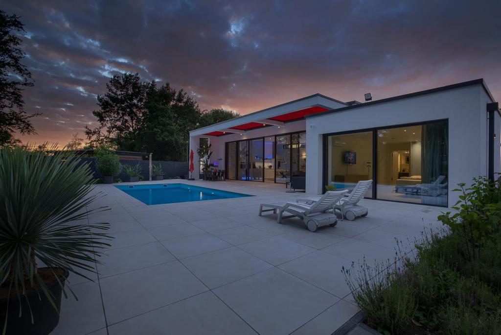 Modernes Haus mit Pool und Beleuchtung