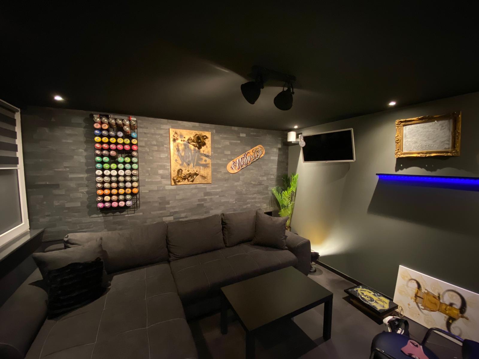 Individuell gestalteter Lounge- und Medienbereich