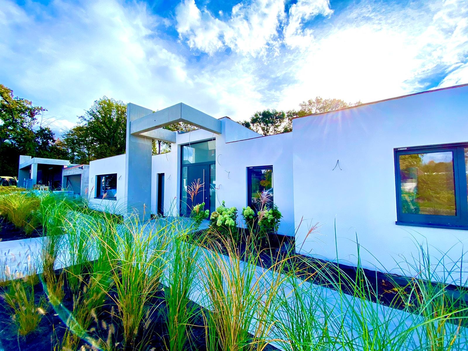 Modernes Wohnhaus mit gestalteter Gartenanlage