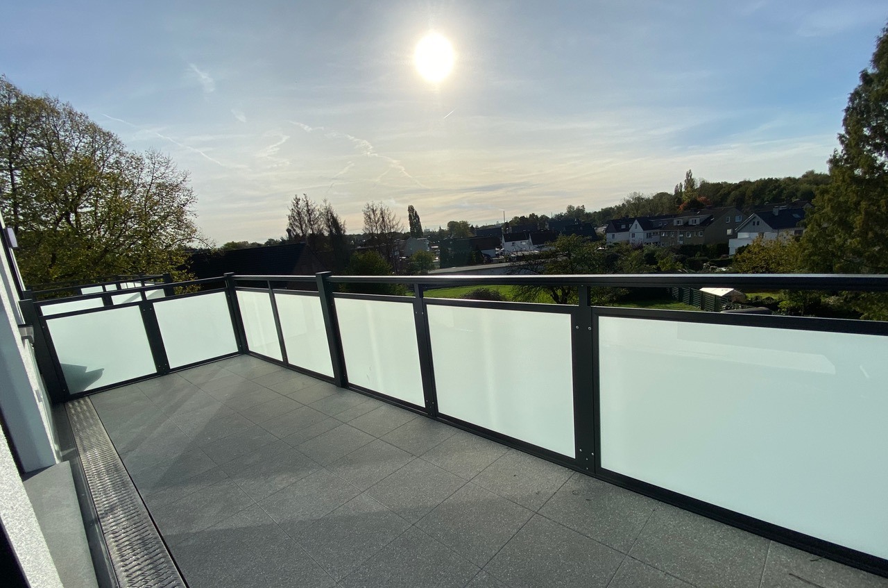 Großzügiger Balkon mit Glasbrüstung