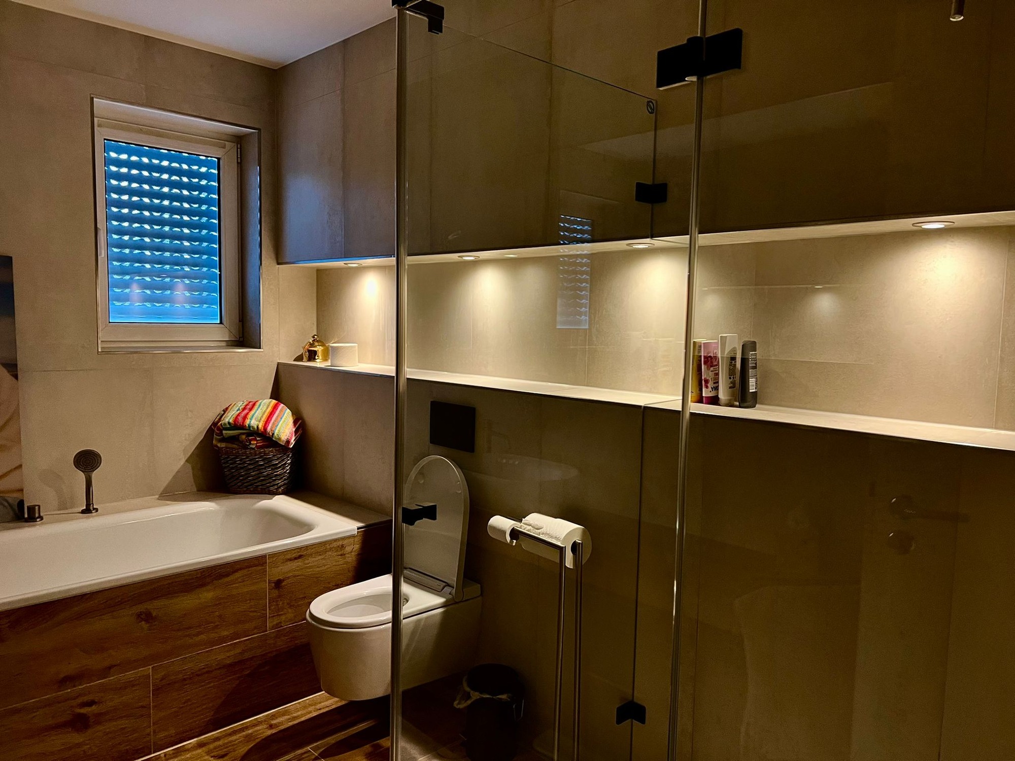 Komplettbad mit Glasdusche und integrierter Beleuchtung