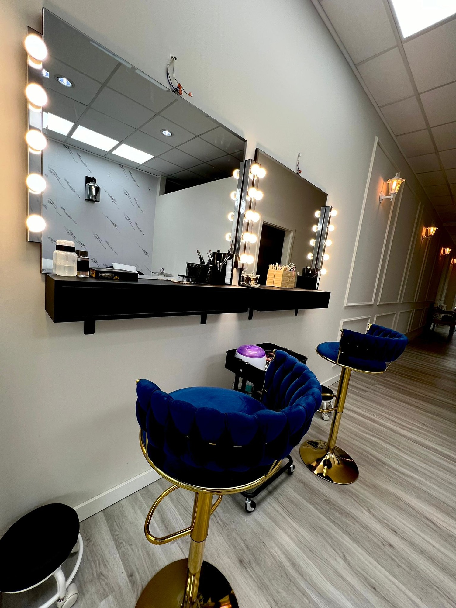 Professioneller Beauty-Arbeitsbereich mit Spiegelbeleuchtung