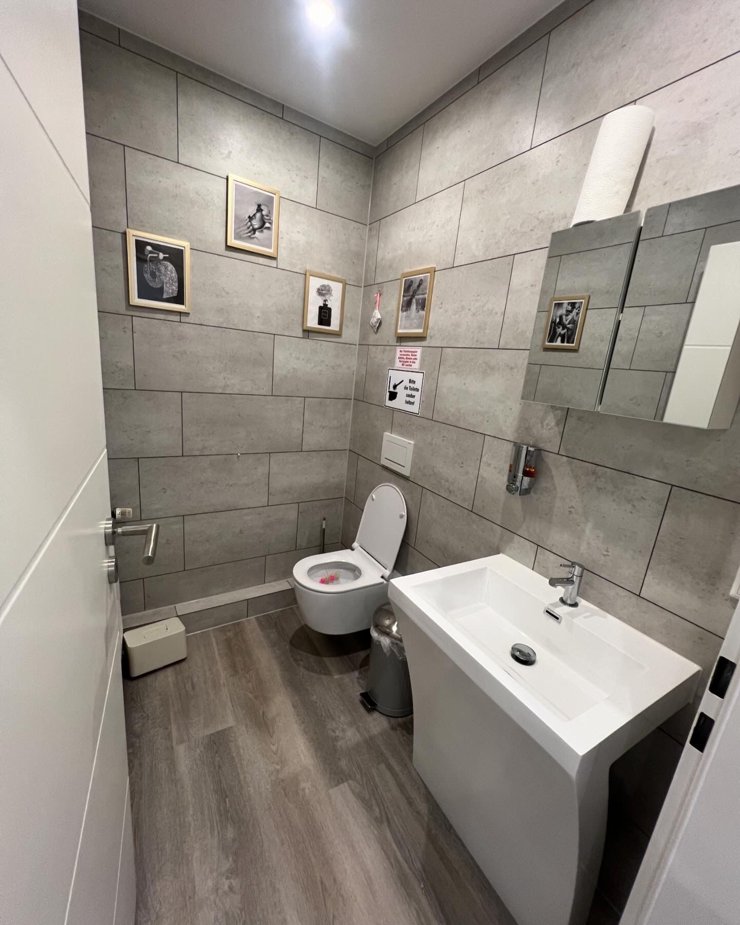 Gäste-WC mit sauber ausgeführten Wand- und Bodenflächen