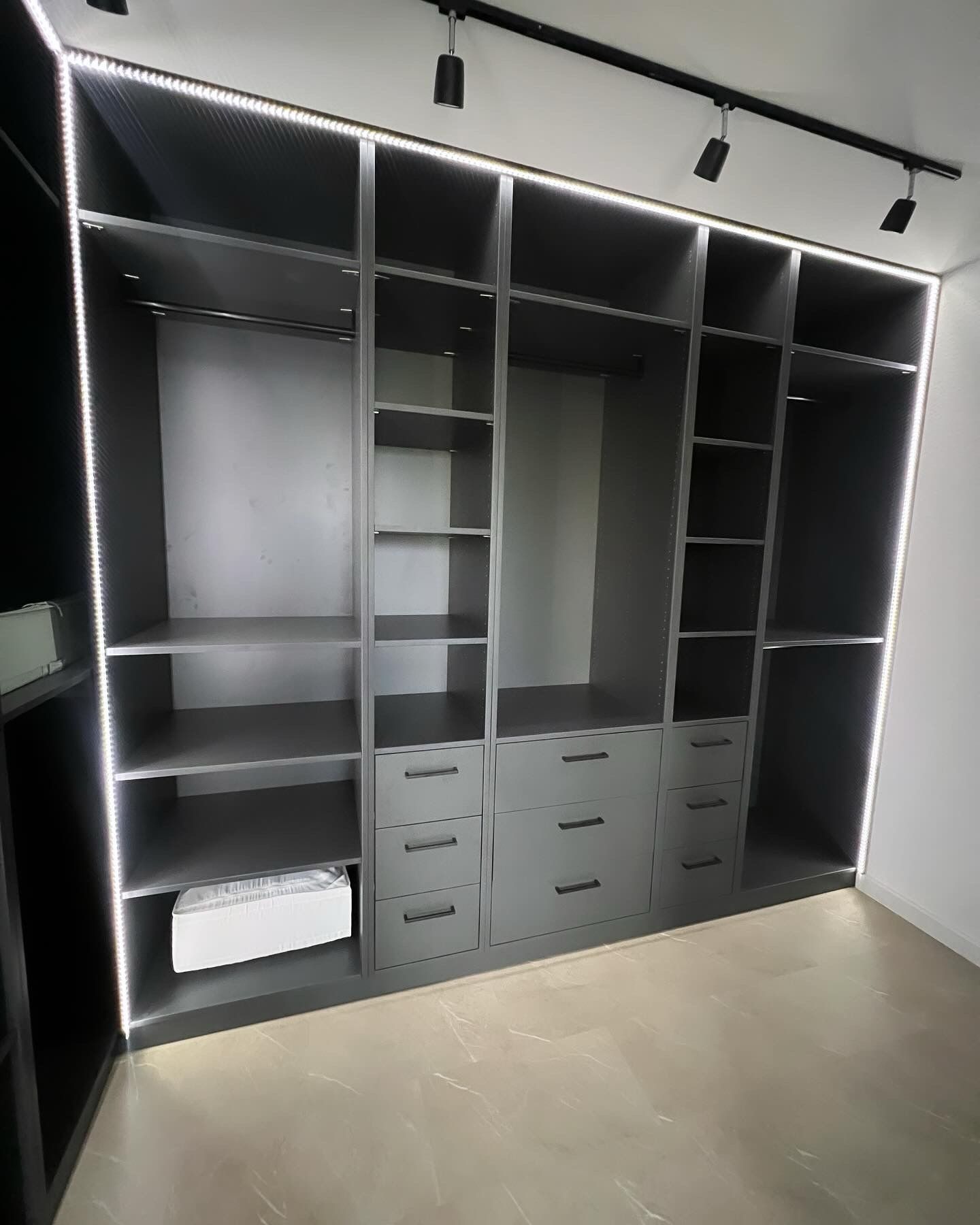 Begehbarer Kleiderschrank mit umlaufender LED-Beleuchtung