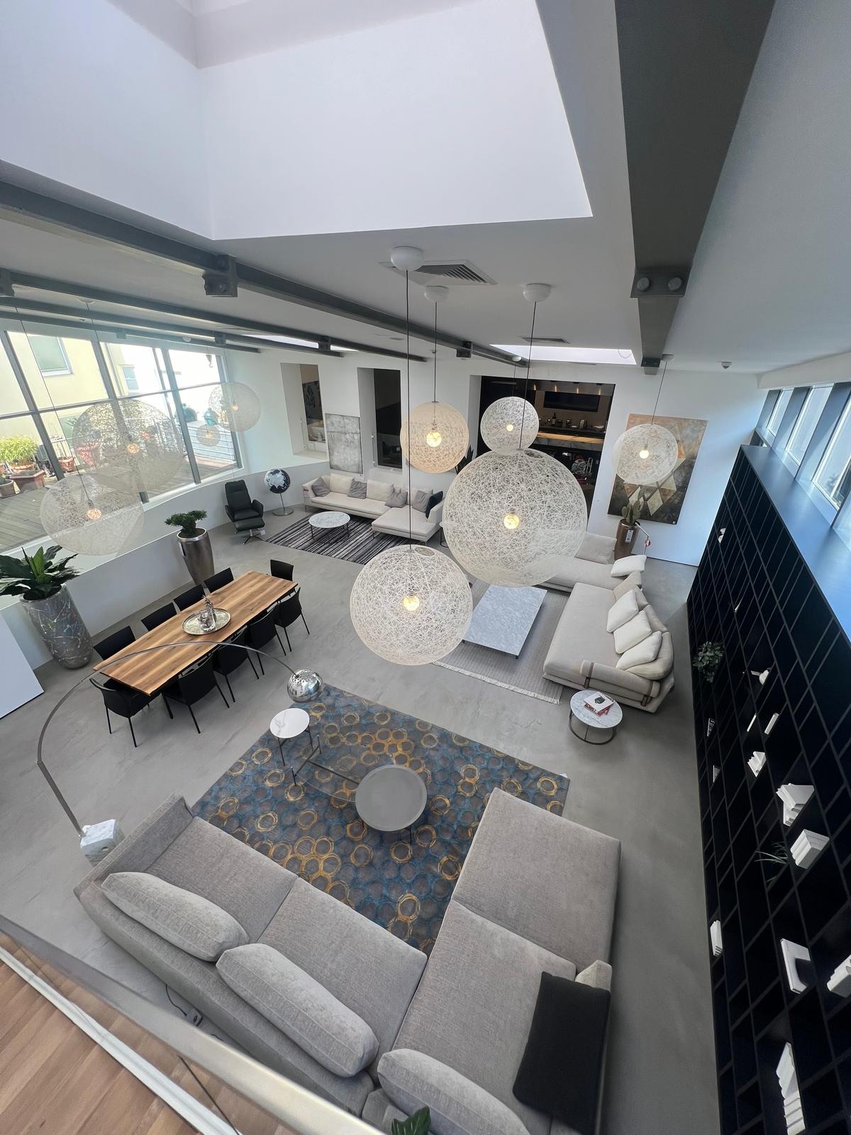 Offenes Loft mit individuell geplanter Lichtgestaltung