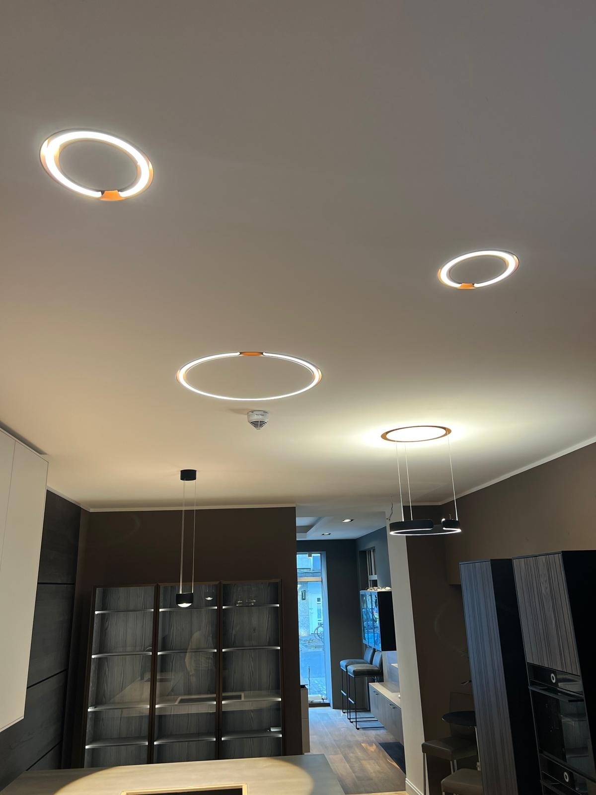 Deckenbeleuchtung mit geometrischer Lichtführung