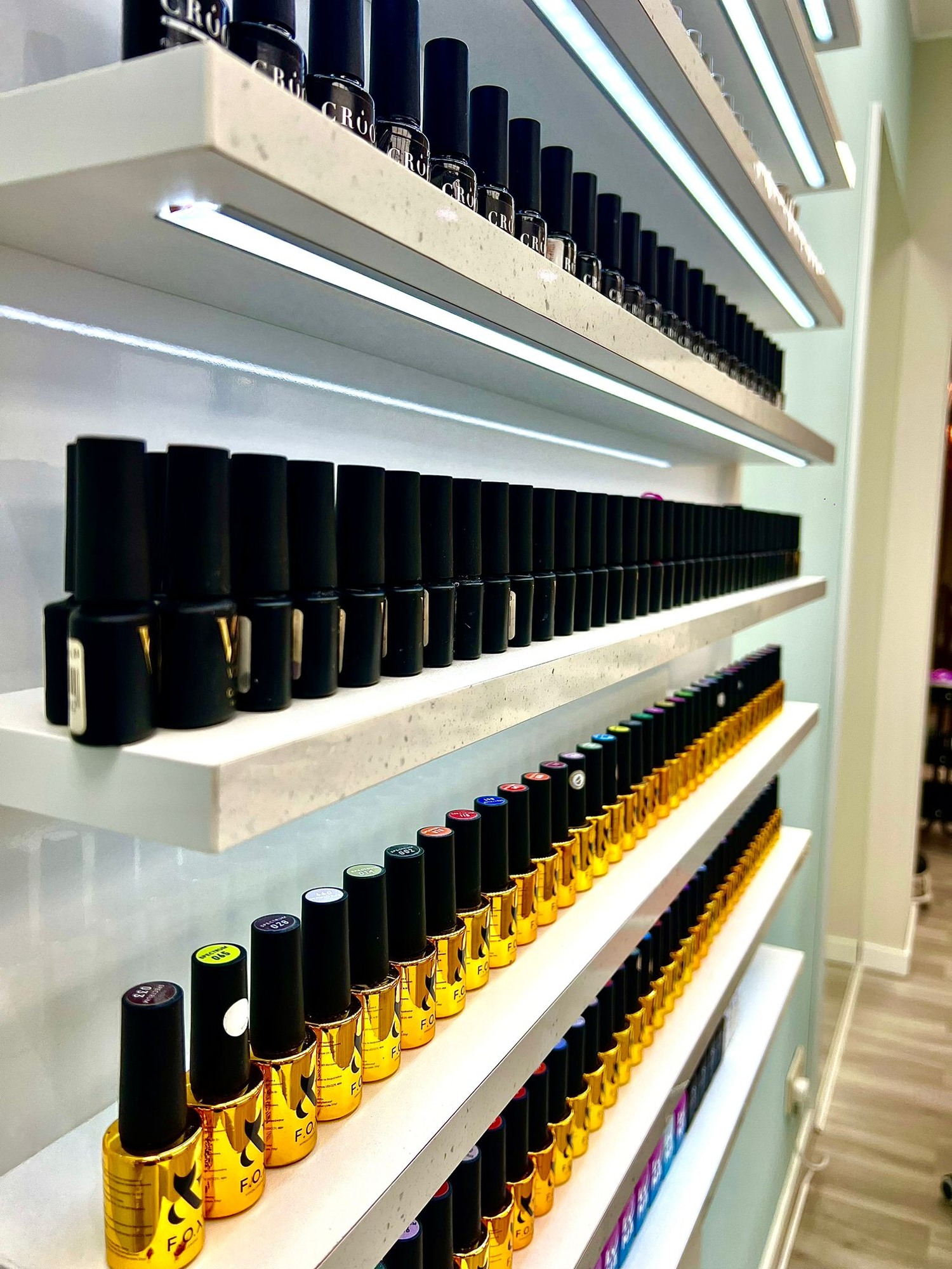 Beleuchtete Präsentationsregale für einen Beauty-Salon