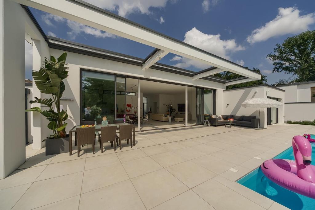 Modernes Wohnhaus mit Pool und großzügigem Außenbereich
